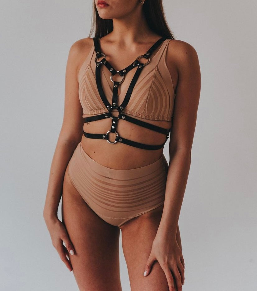 Flaunt your inner goddess with this leather harness. This harness is made with premium leather and is perfect for accentuating your curves. With a variety of ways to wear it, this harness is versatile and sexy. Dress it up or dress it down, either way you'll be sure to turn heads.