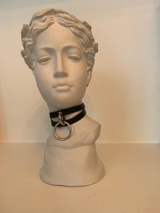 Kitty leather choker with hanging ring