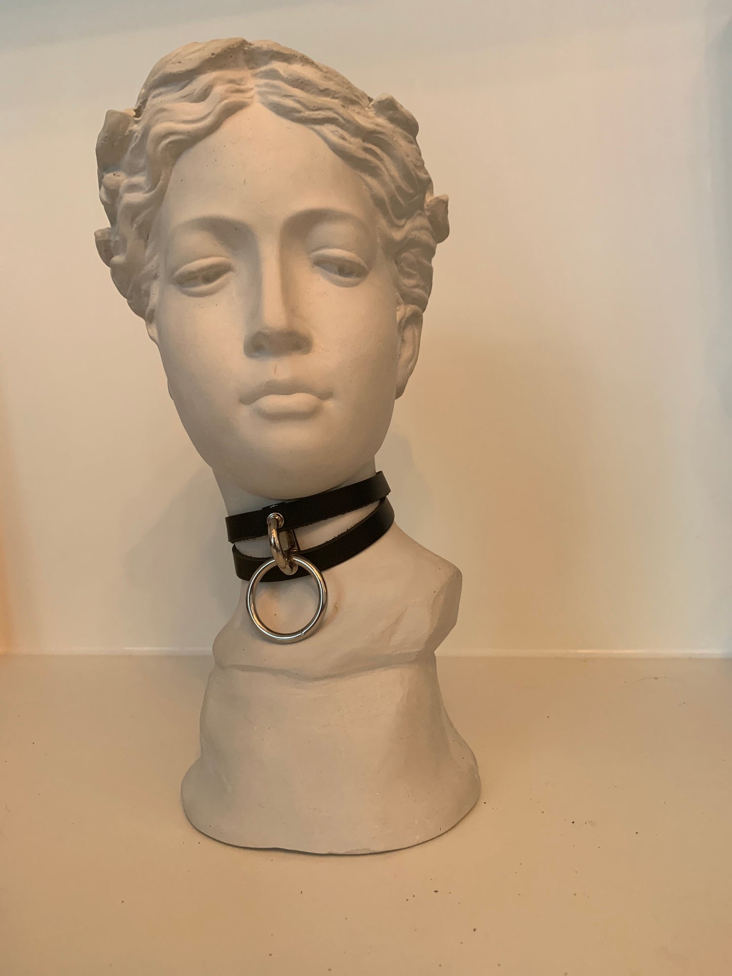 Kitty leather choker with hanging ring